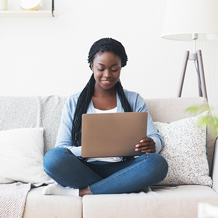 Mulher sentada com notebook no colo