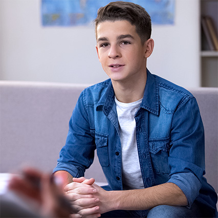 Jovem de blusa jeans